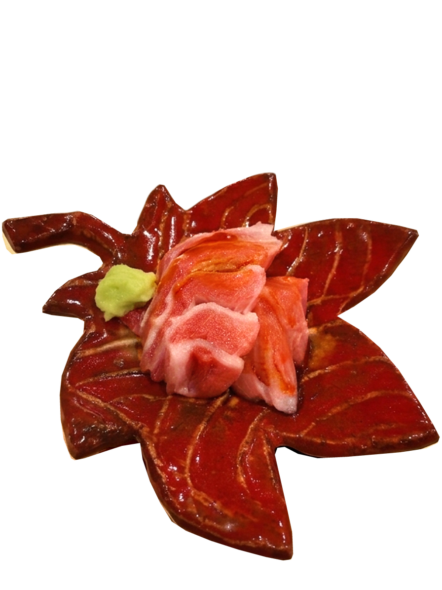 紅葉形の器に盛り付けた魚の一皿